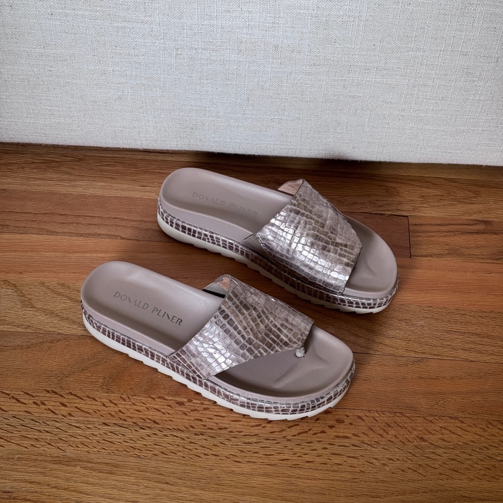 Donald Pliner Women's Lylaa‎ Crocco
Slip On Sandals Platinum Size 7
